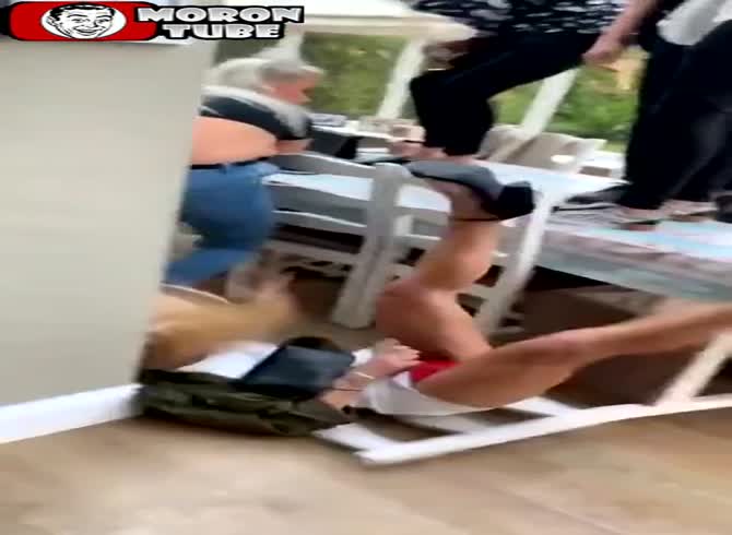 Video :A drunk blonde makes an unsuccessful attempt to dance on a table